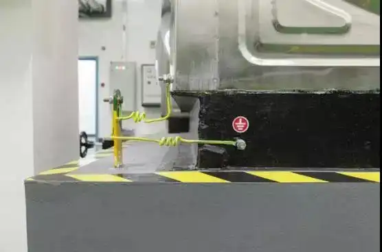 消防泵设备接地消防泵房内配电柜接地可靠,柜内线缆排布有序,底部绝缘