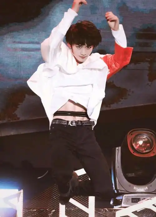 刚成年的时代少年团丁程鑫,身材线条超好,他的腹肌你见过吗