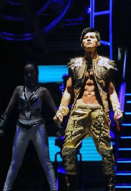 周杰伦近照曝光,胖到连他老妈都不敢认了