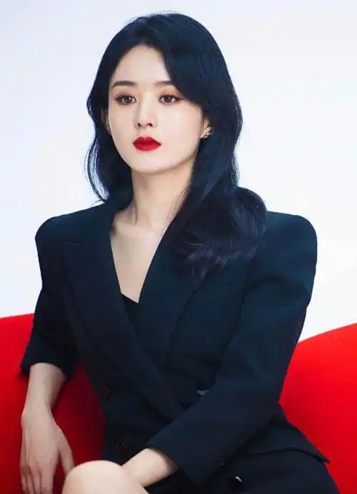 赵丽颖终于选对风格西装配红唇利落高级越看越心动