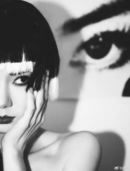 #戚薇不规则黑白相间裹身裙##谁给戚薇做的发型#