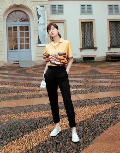 刘诗诗气质真好穿一字肩衬衫配牛仔小黑裤搭锁骨发美出新高度