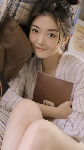 甜美居家美女手机壁纸_美女_手机壁纸下载_美桌网