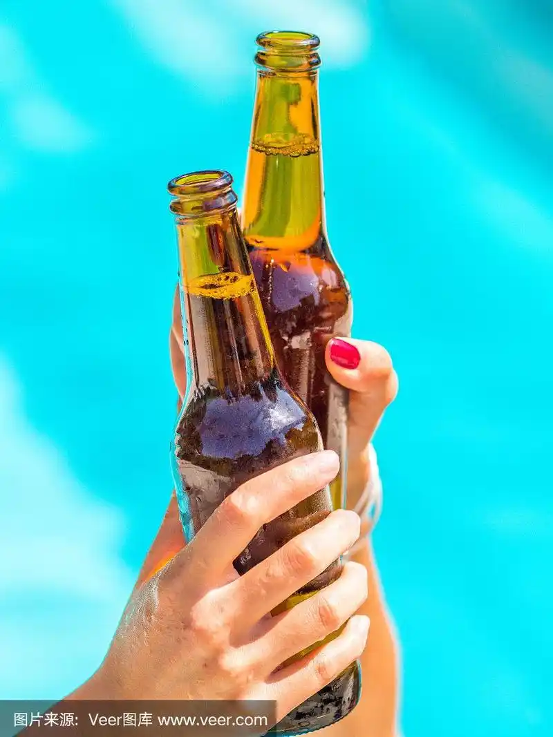 女性朋友们在一池蓝色的水旁,手拿啤酒瓶,叮当作响,欢呼雀跃.