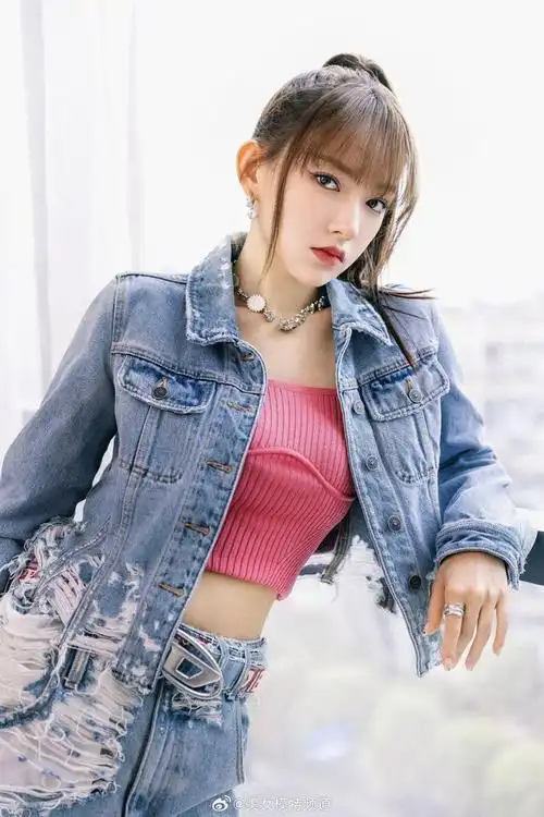 程潇牛仔穿搭又酷又美