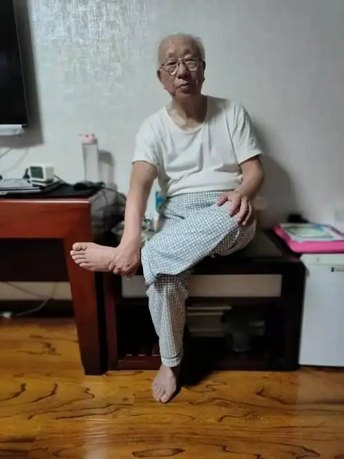 室外零下30度,室内老人喜欢随性的赤脚走在木质地板上.