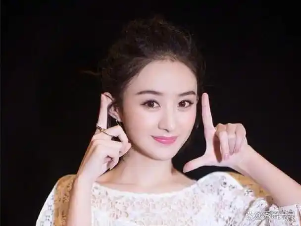 她终于从丫鬟熬成小姐啦!赵丽颖和张慧雯的圆脸真好看