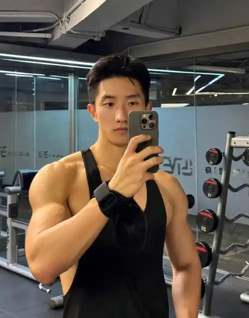 小哥黝黑的皮肤和深邃的眼睛使男性的独特魅力更加完美.