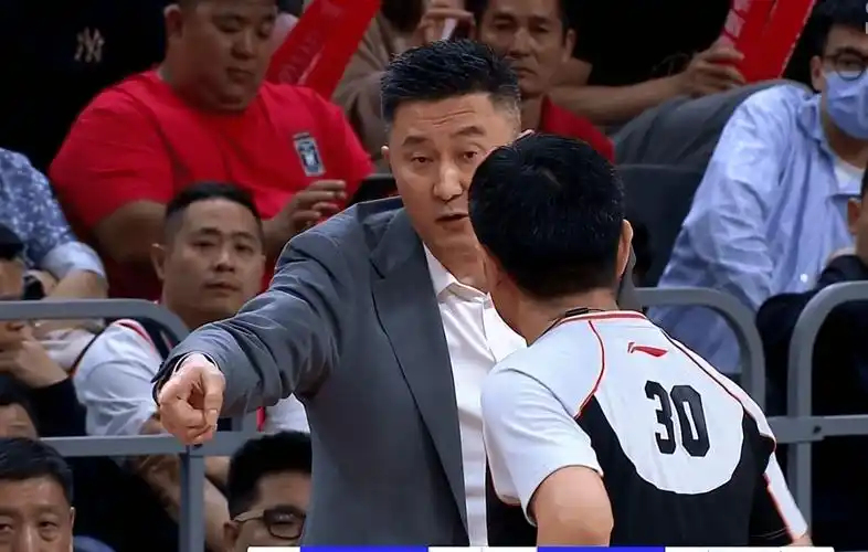 杜锋暴怒指着广东最大水货骂5中1还3犯除了打辽篮能干啥