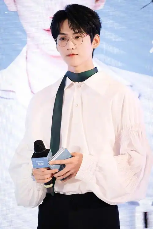 周柯宇今日份品牌活动饭拍 白衬衫 绿丝带 金丝眼镜!