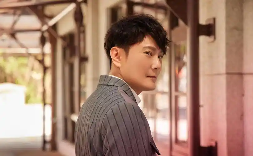 28年前,那个唱"爱如潮水"的张信哲,怎么突然不"红"了?_音乐_公司_比赛