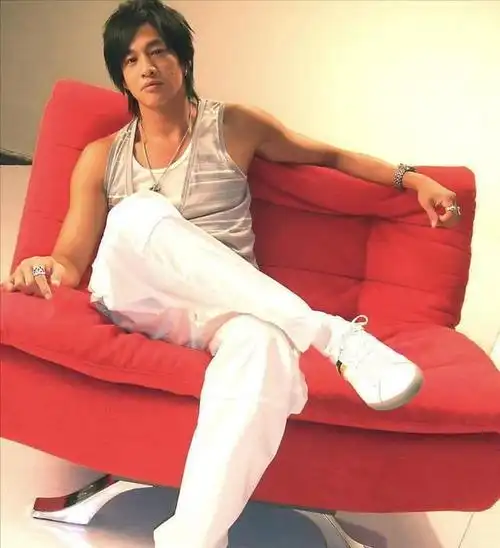 男演员何润东,身高傲人达185公分以上,身材比例堪称模特级黄金标准