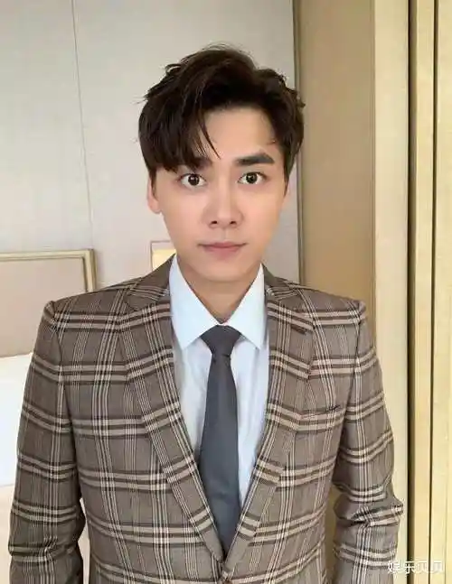 如今李易峰不知不觉已经33岁了,这个年龄对于很多男艺人来说正是发展