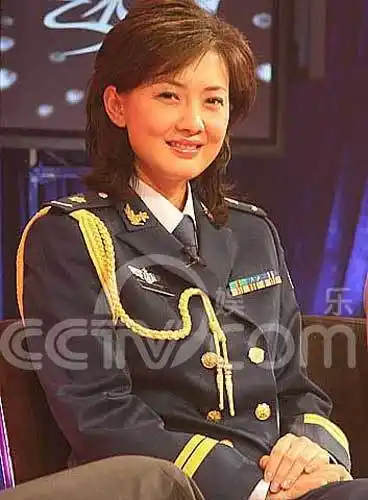 牛莉罕见泳装旧照曝光 揭秘老公背景:离婚富豪(图)