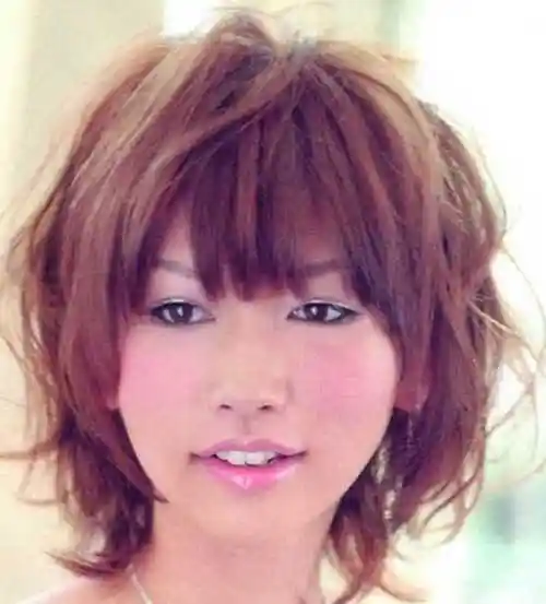 这款烫发发型同样是锡纸烫效果图,融入今年最流行的亚麻发色,足够的让