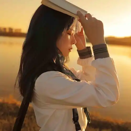 女孩阳光下唯美意境头像,女生头像图片-回车桌面