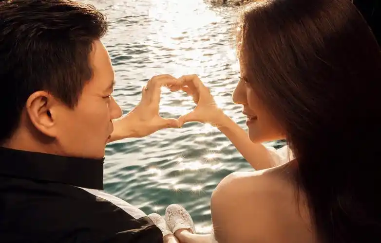 情人节安以轩夫妇秀恩爱幸福感满满 嫁对了人每天都是情人节