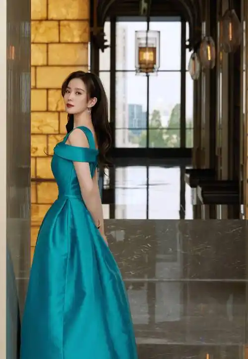 刘诗诗穿晚礼服享受下午茶,秀出窄肩薄背,这坐姿也是很性感_颜色_的