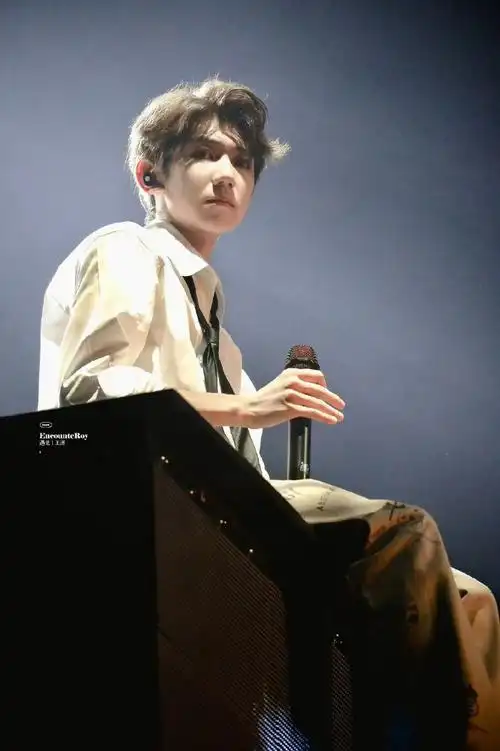 王源特别定制西装礼服##王源客厅狂欢巡演##王源粉丝育苗专用##王源