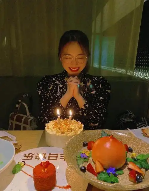 按时长大!金莎生日对蛋糕许愿 手捧鲜花笑容甜美