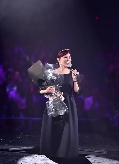 她就是有着女版古天乐之称的邝美云,要知道在曾经的国内歌坛,有很多人