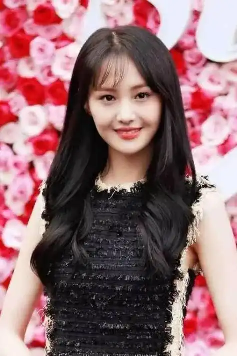 跟这些前辈女星年龄差距至少有三十岁左右,素颜出镜的郑爽看起来状态