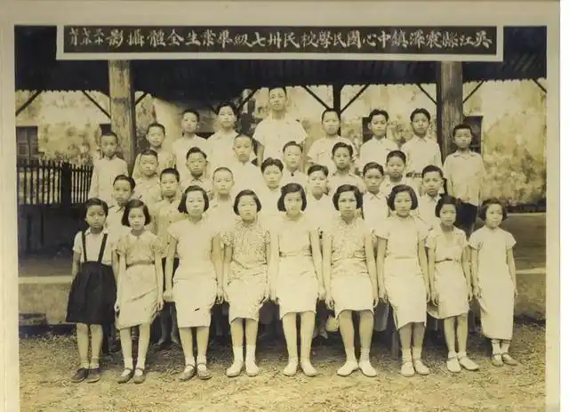 优雅美丽端庄身穿校服的民国女学生老照片