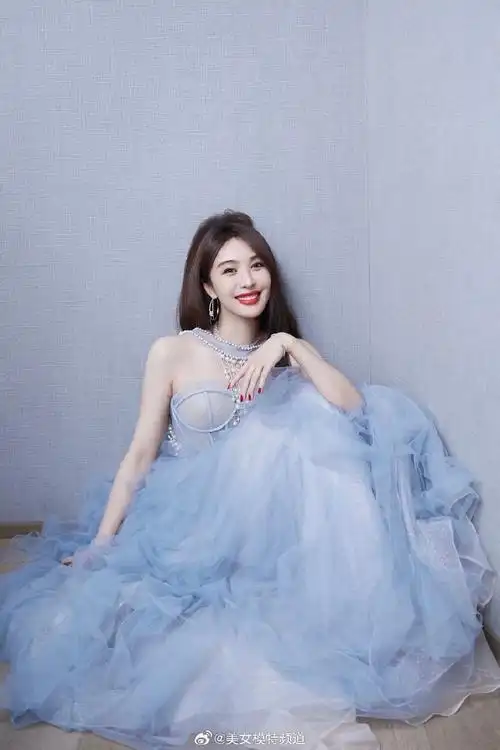 李菲儿红唇纱裙小脚丫很可爱