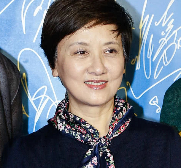 62岁邓婕近照,一决定让她痛苦一生,13岁女儿越来越像张国立!