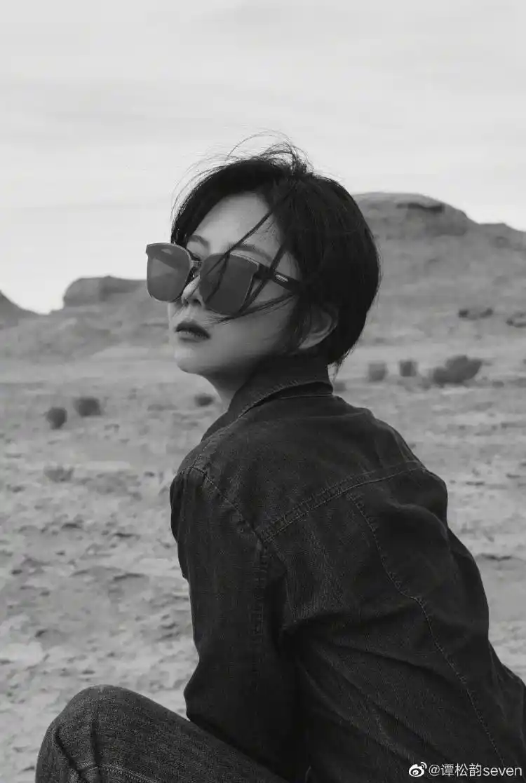 谭松韵穿牛仔装戴墨镜扮酷灿笑甜化人心
