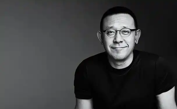 姜文一家四口罕同框!46岁周韵断崖衰老认不出,俩儿子颜值像姜文