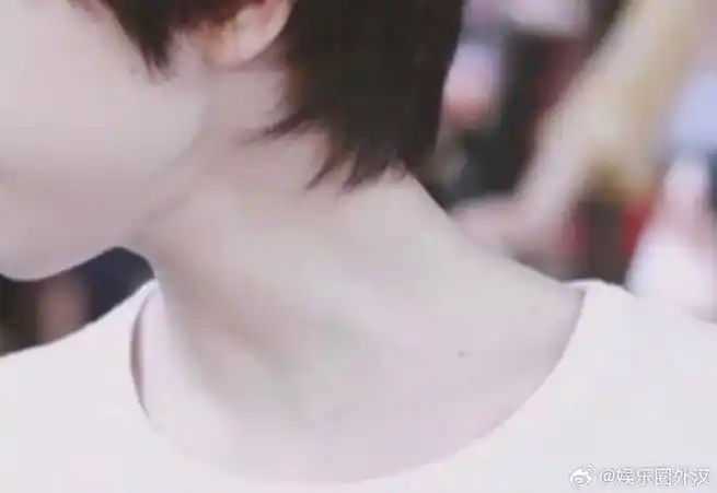 贺峻霖的锁骨痣##贺峻霖锁骨上有颗痣##贺峻霖的reaction太有实力了