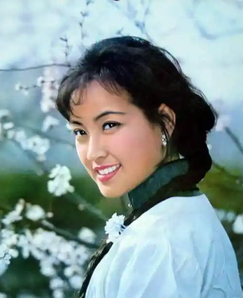 刘晓庆:刘晓庆第一次登上大银幕,是与王心刚合作的电影《南海长城》.