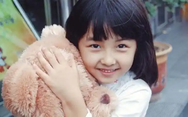 第十九届华表奖优秀女演员—张子枫,恭喜张子枫21岁得到华表影后,妹妹