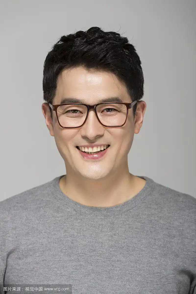 戴眼镜的中年男子肖像