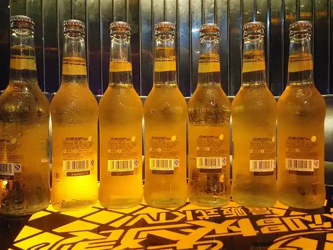 常去ktv的年轻人注意:你喝的啤酒很有可能是路边厂手工灌装出来的!