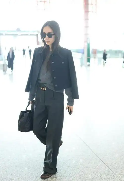 王子文素颜现身机场酷飒有范