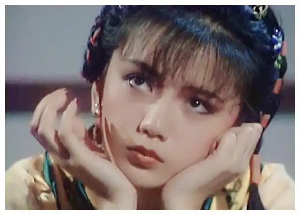 曾华倩上传与周润发合影55岁保养不错脸型偏长养大优秀儿子