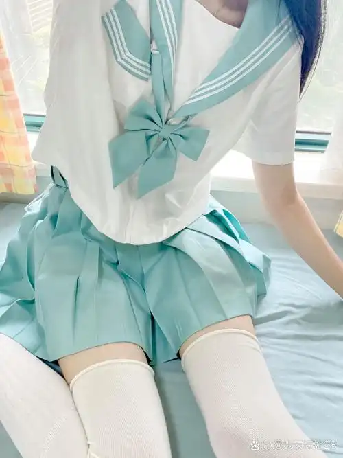 夏日微风,浅蓝色jk制服,白丝袜,窗边少女,清新校园风,一帧定格,美好