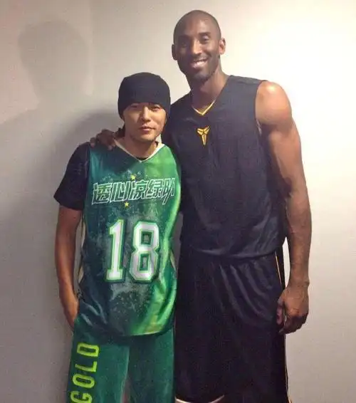 李易峰与科比的合照,这样一看,峰峰的身高竟然莫名的这么高,竟然相差