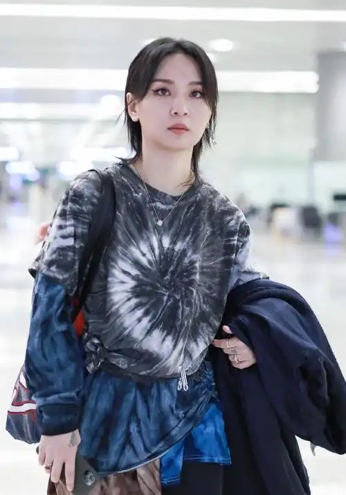 周笔畅厉害了,穿工作服配"奶奶衫"好有范,不过纯素颜好显憔悴