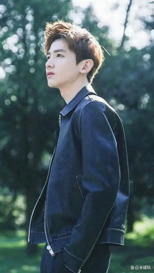 且看英俊潇洒的当红小生大眼睛男孩白敬亭是如何逆袭成功的