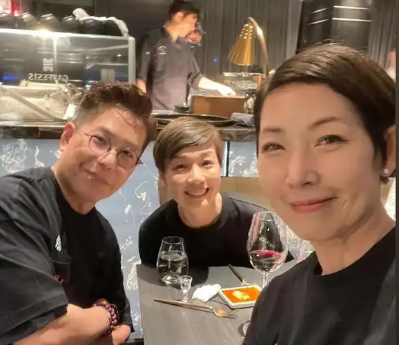 洪天明太太周家蔚出席聚餐与师叔元彪拍照很亲密被质疑喝多了