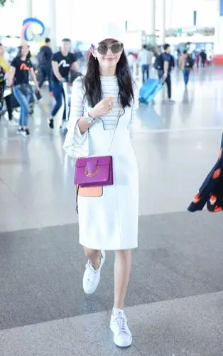 李冰冰身穿开叉裙配毛衣现机场 网友:45岁了还这么风情万种!