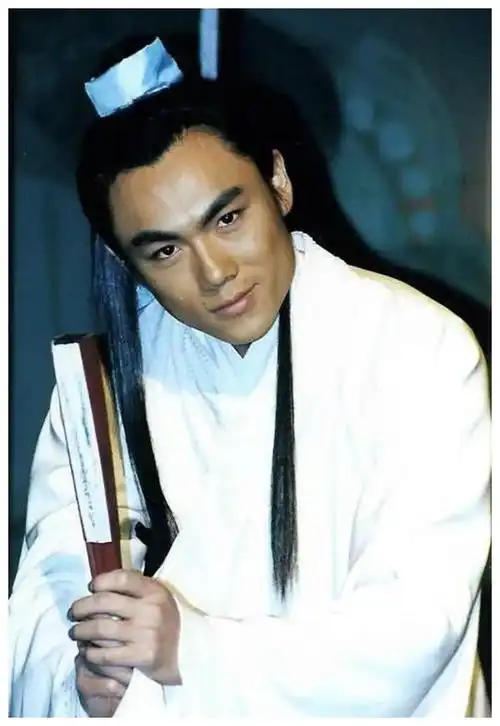 据网友透露,这组照片出自2004年,那时的秦昊刚刚毕业并准备了毕业大戏