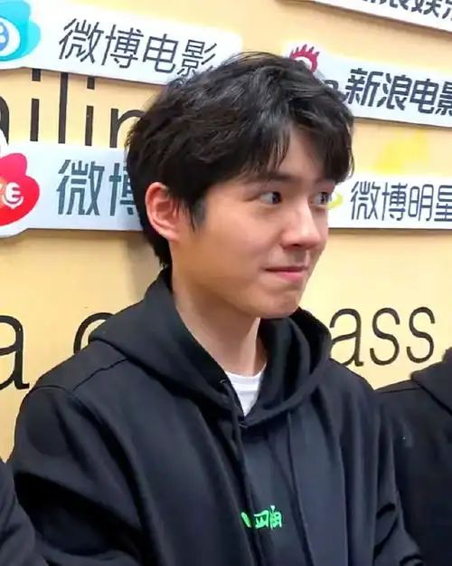 刘昊然今日扫楼生图96笑起来时的小虎牙!