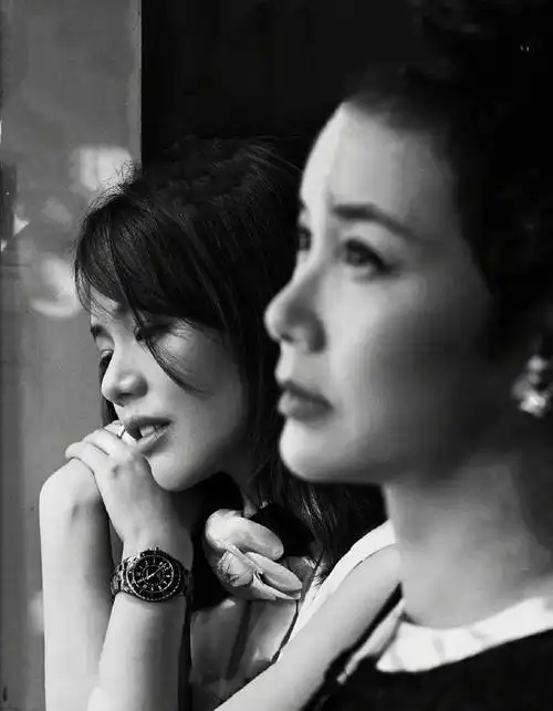 马思纯与蒋雯丽合照不知道的还以为是母女气质出众各有千秋