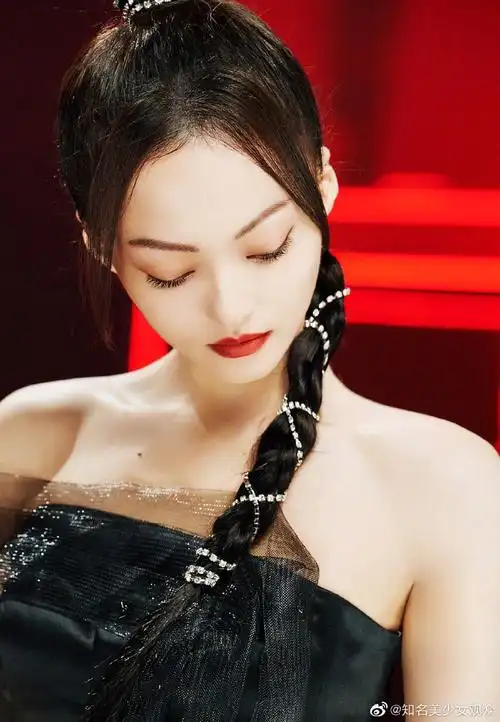 张韶涵演唱会换海报##张韶涵摆pose召唤新海报