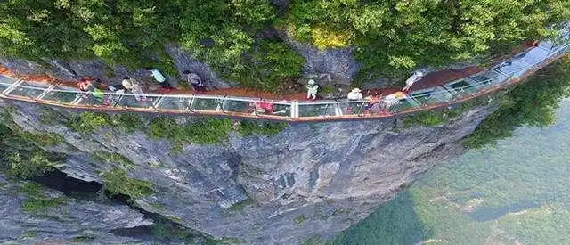 来到这里的都会尝试一下这里的玻璃栈道,几百米高空往下俯视,相当刺激