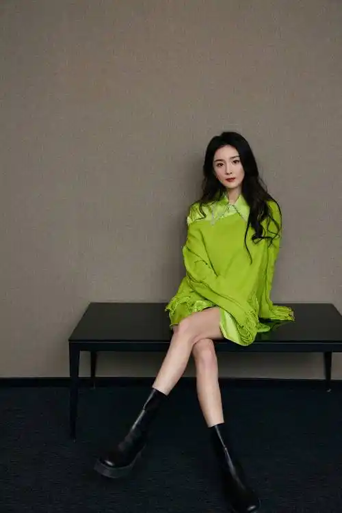 杨幂,穿绿色毛衣搭配短裤秀纤细美腿 眼神妩媚撩人,娇艳动人_时尚
